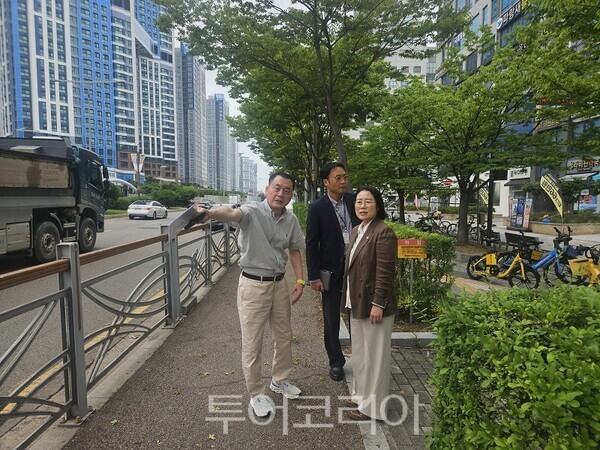 인천 서해구의회 고선희 의장이 지난 21일 청라동 중봉대로 588 일대 학원가를 찾아 학생 하원 시간대 보행·차량 동선을 점검하고 있다.