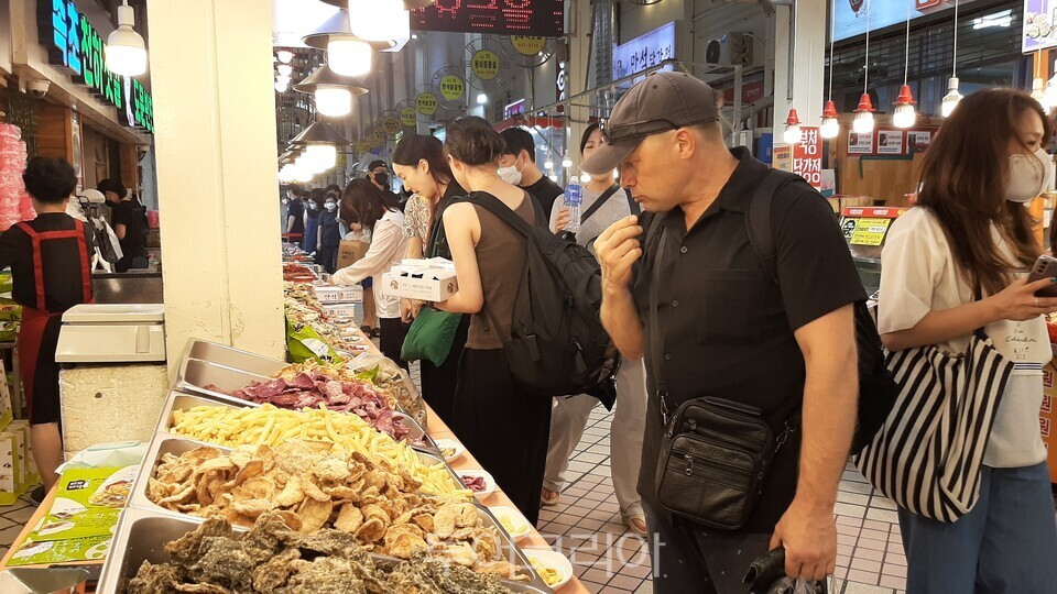 속초수산관광시장에서 부각을 구입하는 관광객 ⓒ투어코리아