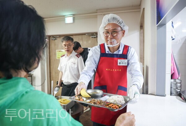 ▲배식 봉사를 하고 있는 윤희신 태안군수 모습. /사진-태안군