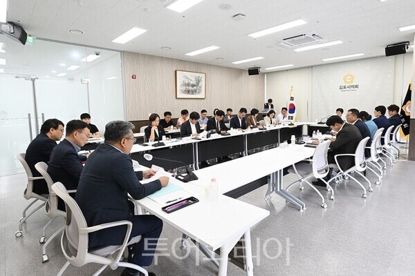김포시의회가 25일 김포시로부터 김포FC 횡령사태와 관련하여 감사 중간보고를 받고 있다.