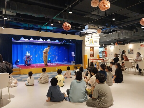 지난 22일 부산진구가 드림스타트 아동 및 가족을 대상으로 '튼튼 play play'을 진행한 가운데 참여자들이 공연을 관람하고 있다. (사진제공=부산진구)