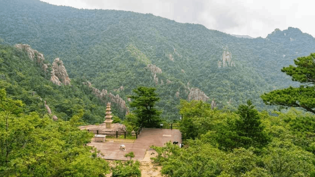 해발 1244m 고지에 위치한 봉정암 석탑과 웅장한 설악산 암봉. / 한국관광공사
