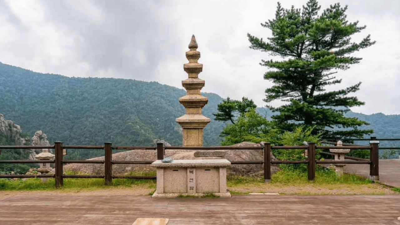 깎아지른 절벽 끝에 세워져 부처님 진신사리를 모신 봉정암 오층석탑. / 한국관광공사