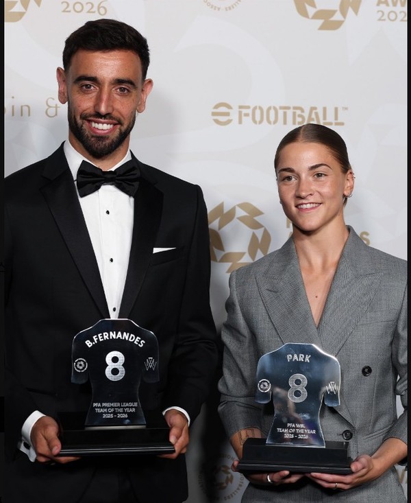 2025-2026 잉글랜드 축구협회(PFA) 올해의 선수를 수상한 브루누 페르난데스(맨체스터유나이티드)와 제스 파크(맨체스터시티). PFA X 캡처