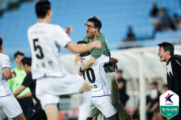 이정효 감독과 루이스(수원삼성). 한국프로축구연맹 제공 