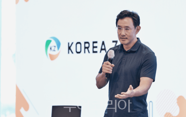 최윤범 회장이 강의하고 있다/투어코리아뉴스 김경남 기자 사진=고려아연