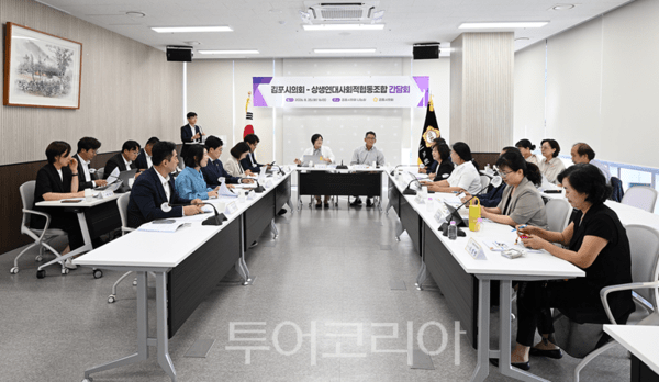 김포시의회가 상생연대사회적협동조합과 간담회를 하고 있다.
