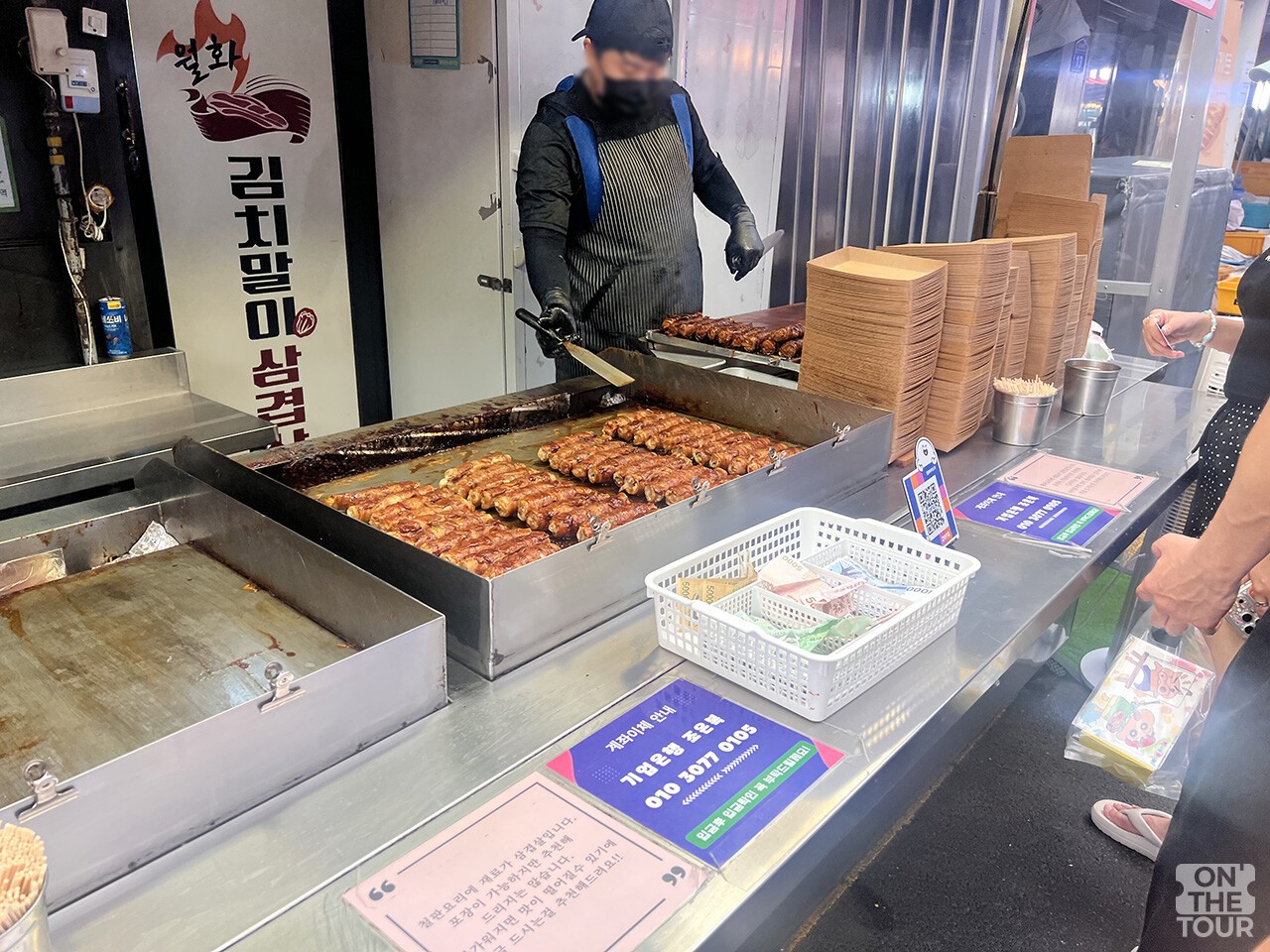 김치와 채소, 치즈를 삼겹살로 돌돌 말아 철판 위에서 노릇하게 구워내는 '강릉 월화김치말이' . / 온더투어