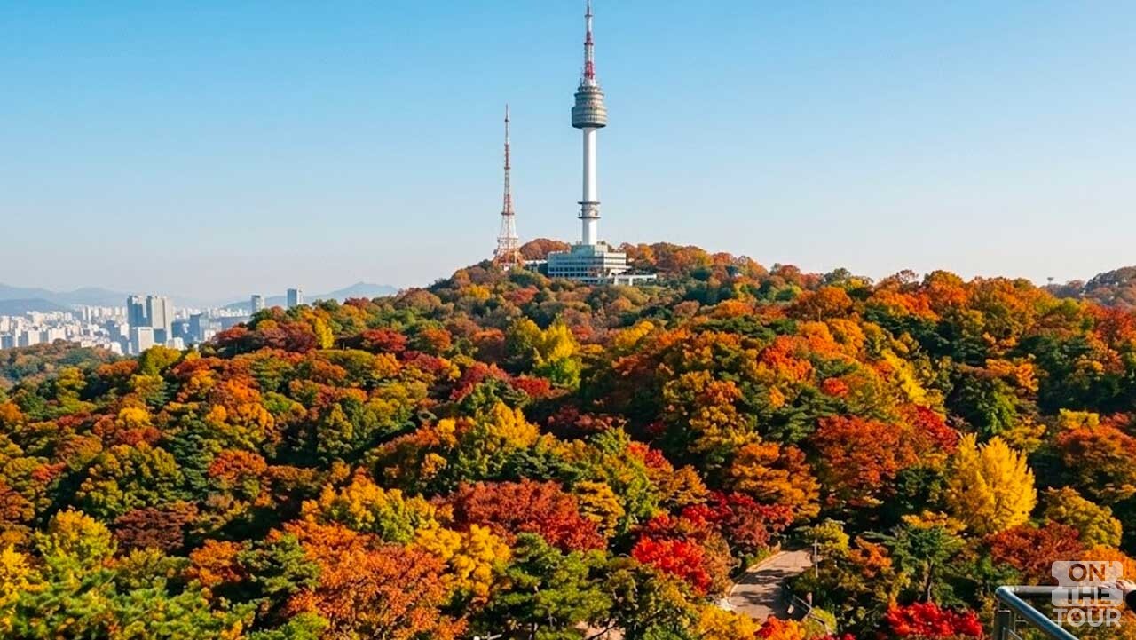 단풍으로 물든 남산과 N서울타워. (AI 생성) / 온더투어