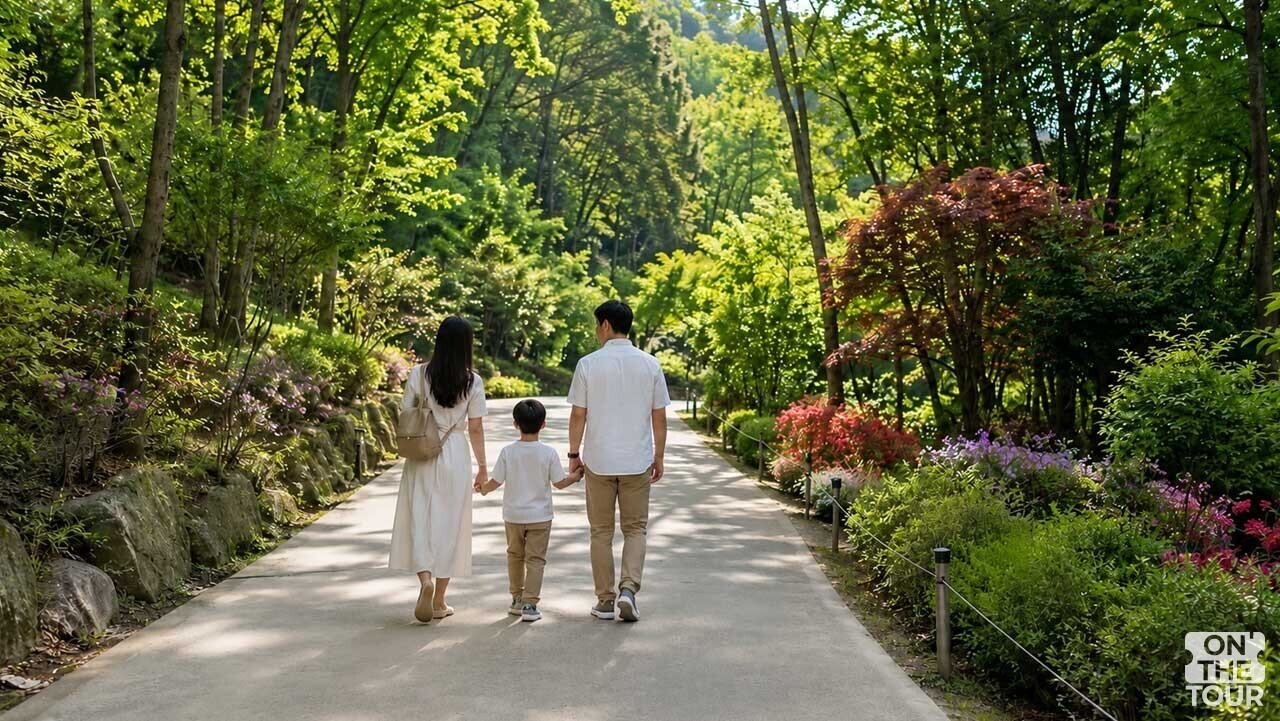 가족 나들이객이 여유롭게 거닐기 좋은 화담숲. (AI 생성) / 온더투어
