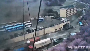 네팔과 중국 티베트 국경 지역을 덮친 대홍수 당시 거대한 흙탕물과 토사가 도로와 건물을 휩쓰는 모습. / Channel 4 News 보도화면 캡처