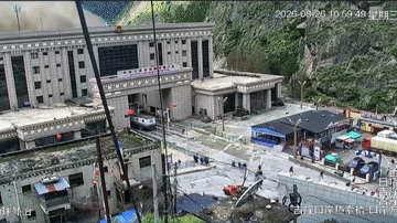 네팔과 중국 티베트 국경 지역을 덮친 대홍수 당시 거대한 흙탕물과 토사가 도로와 건물을 휩쓰는 모습. / Channel 4 News 보도화면 캡처