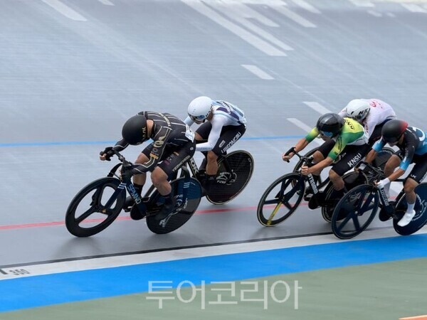 역주하는 연천군 사이클 팀/투어코리아뉴스 정명달 기자 사진=연천군