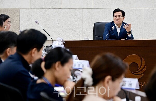 박찬대 인천광역시장이 27일 시청 영상회의실에서 열린 '8월 간부회의'에서 실국장들과 주요현안을 논의하고 있다.