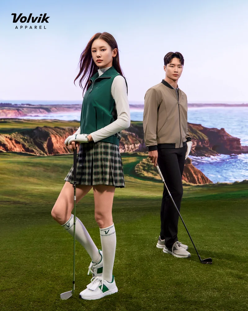 문정현·고윤성 프로가 그린 체크 스커트와 바람막이를 매치한 캠페인 컷 / 사진=볼빅어패럴