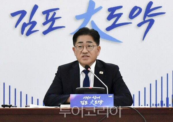 이기형 김포시장이 지난 27일 대통령 주재로 개최된 시·군·구청장 국정설명회에 참석해, 김포의 광역교통망 확충을 건의했다.
