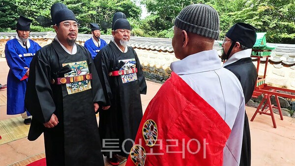 사진 / 적상산사고에서 재현하는 모습_유지훈 투어코리아 기자