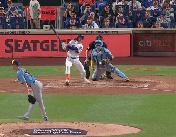 제러드 영이 2루타를 치는 장면(사진=MLB.com)