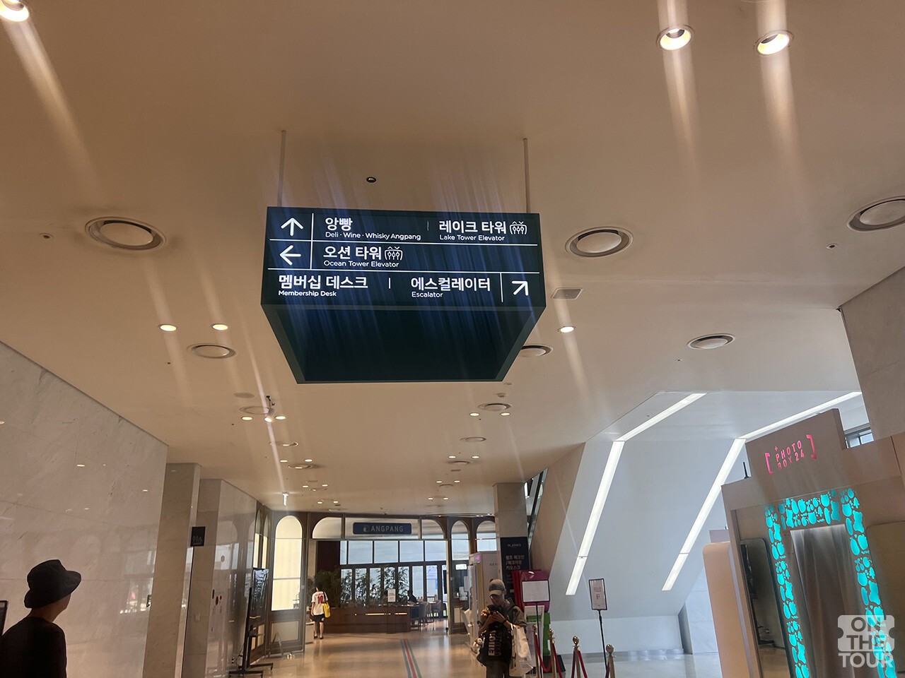 호텔 로비 안내 표지판. / 온더투어