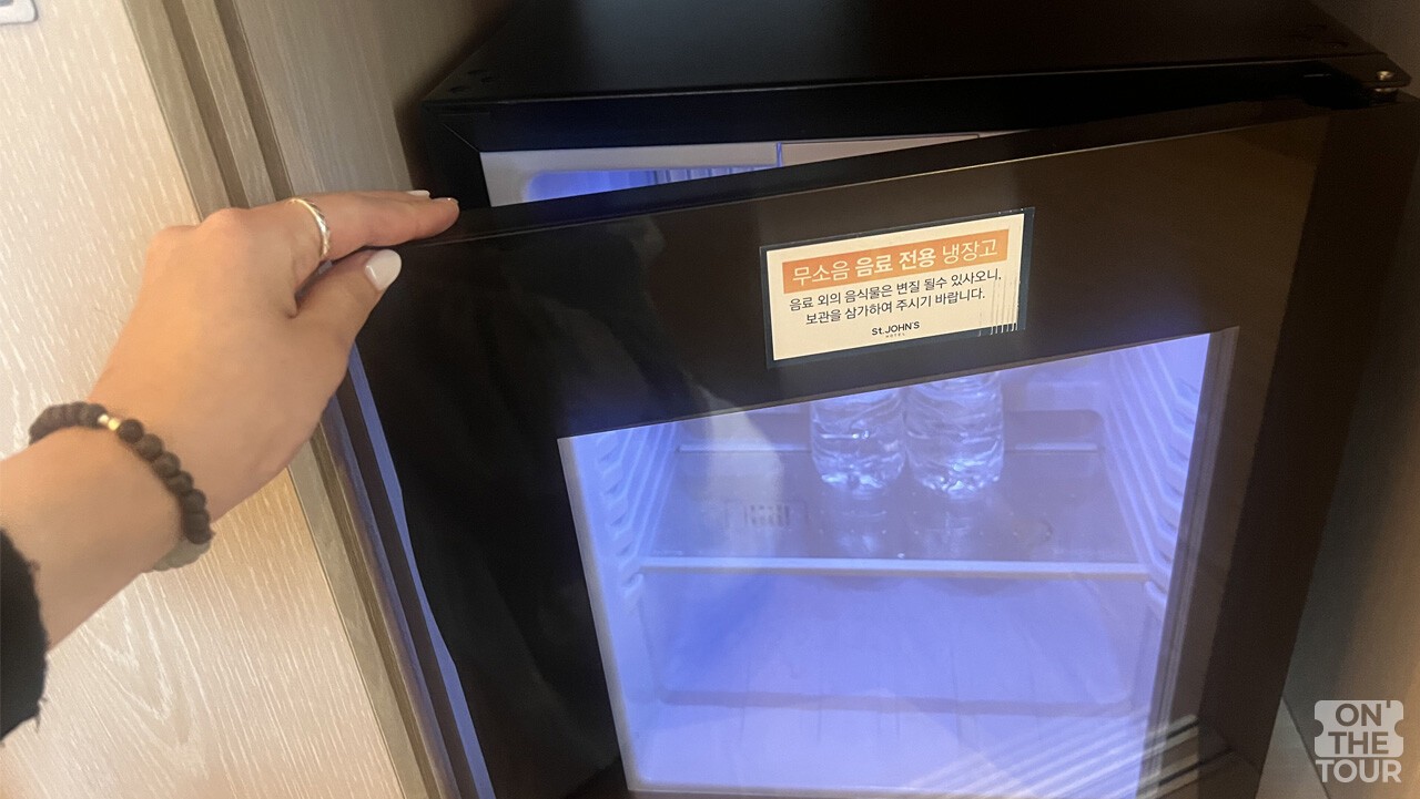 간단한 먹거리를 보관하기 좋은 미니 무소음 전용 냉장고. / 온더투어