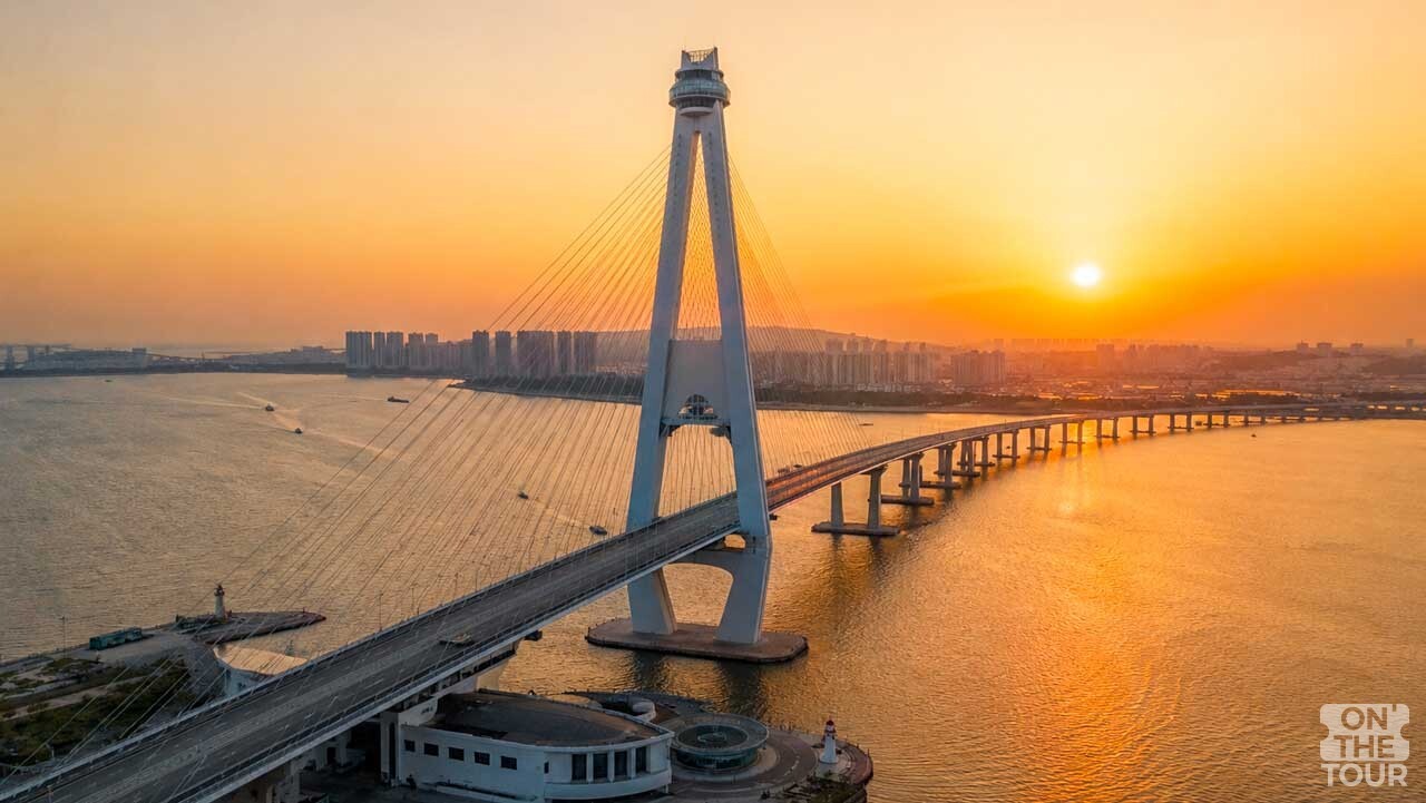 거대한 주탑 철골과 아름다운 일몰 풍경. (AI 생성) / 온더투어