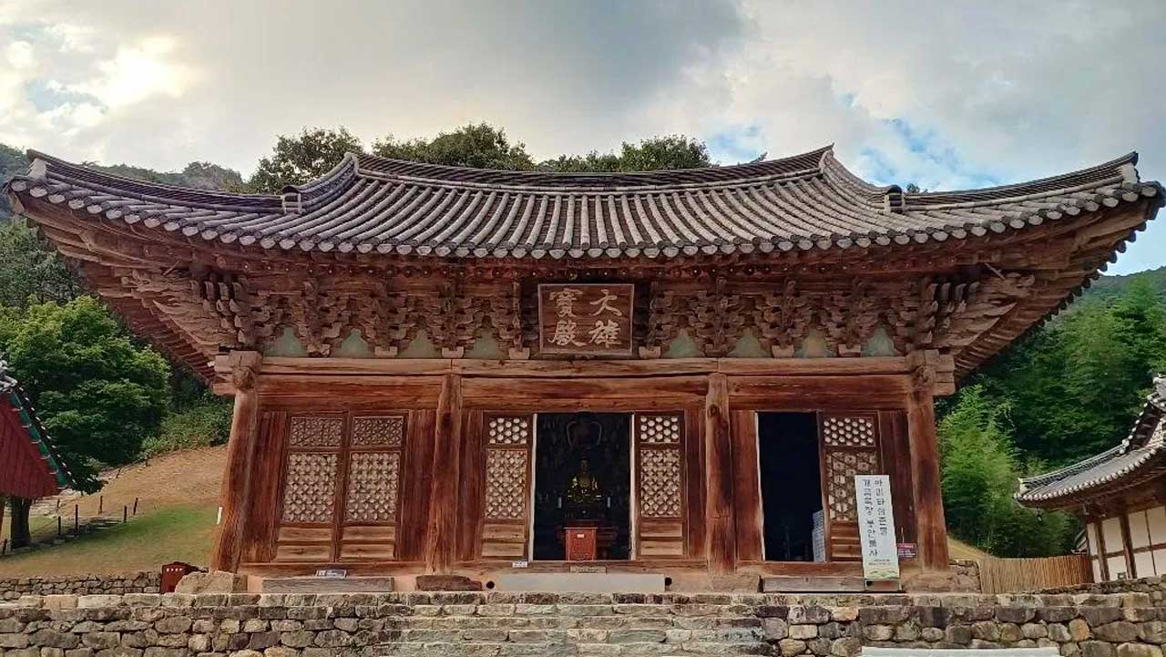 변산반도국립공원 숲길을 지나 만나는 전북 부안 내소사 대웅보전의 고풍스러운 모습. / 템플스테이
