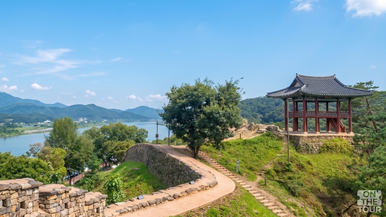 공주 공산성 성곽길 전경. / 온더투어