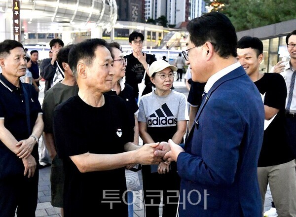 이기형 김포시장이 28일 오후 6시부터 8시까지 김포골드라인 구래역 광장에서 열린 ‘시장이 ON다!’ 이동시장실 첫 회차에서 시민들의 생활 불편사항과 시정 건의사항을 청취히는 현장 소통행정을 펼치고 있다.