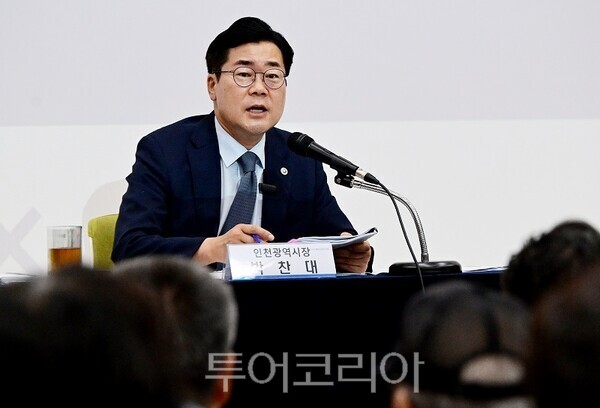 박찬대 인천광역시장이 29일 검단구청에서 열린 '지금 검단으로 갑니다' 인천 시민과의 대화에서 시민들의 건의사항에 답변하고 있다.
