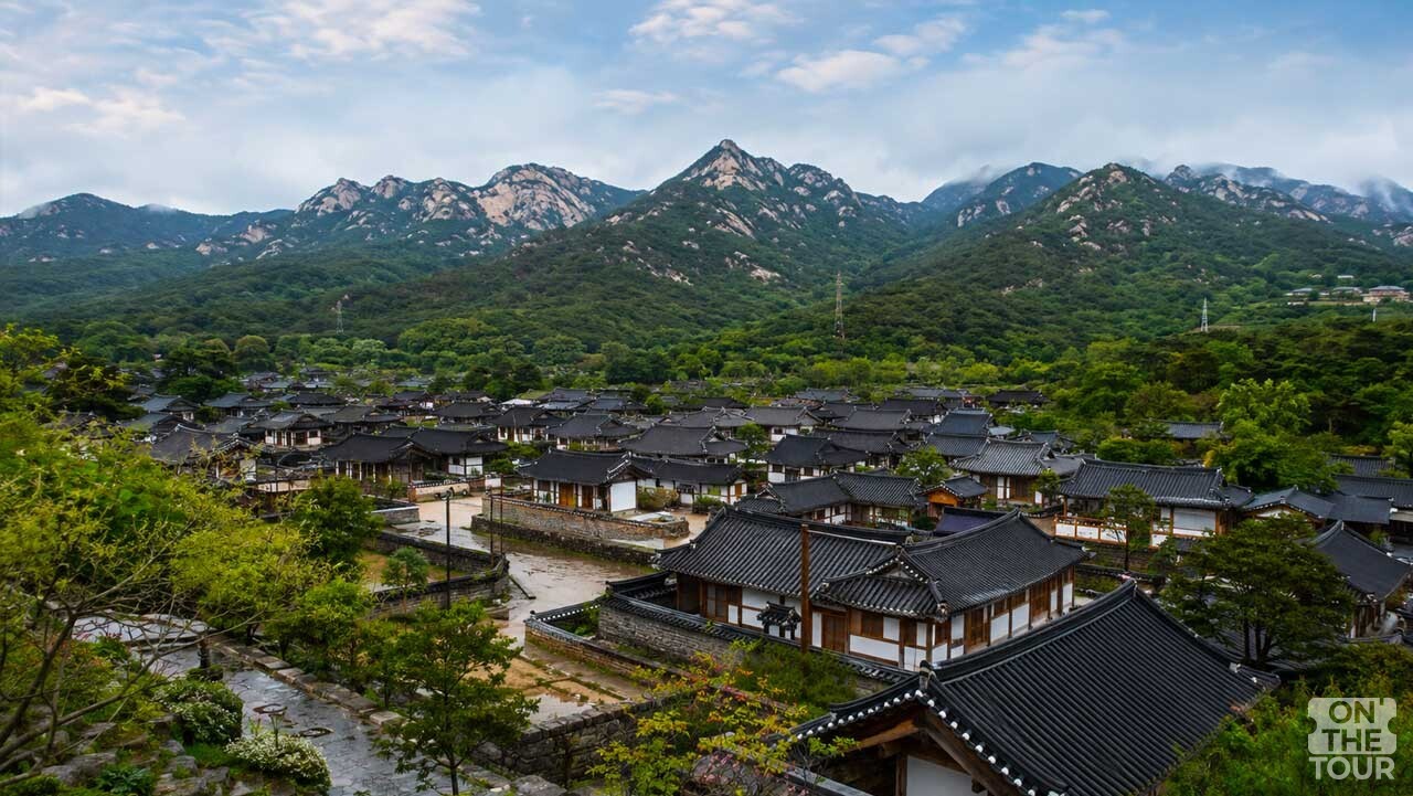 너른 터에 기와집들이 시원하게 들어서 개방감을 주는 은평 한옥마을 전경(AI 생성). / 온더투어