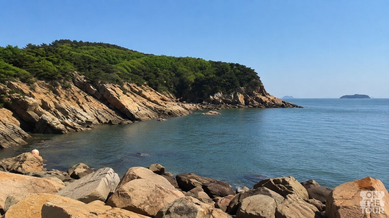 장봉도 갯티길 전경. (AI 생성) / 온더투어