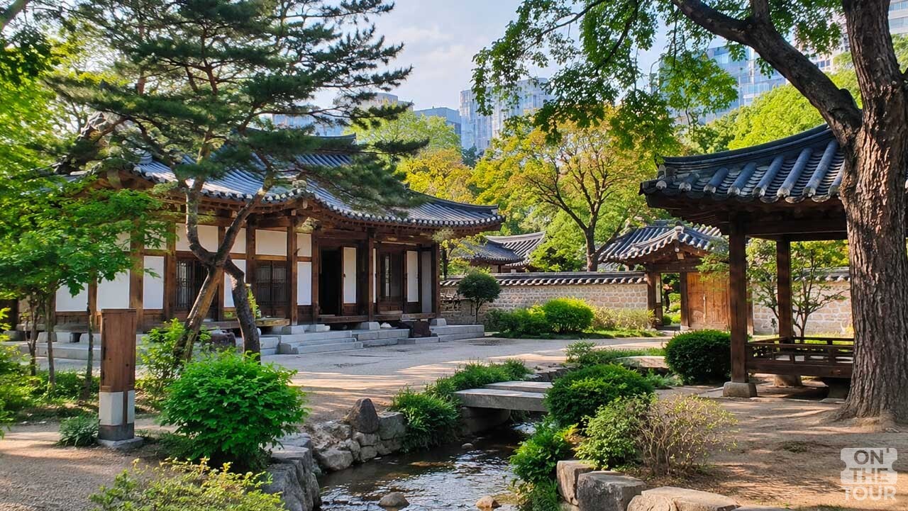 옛 가옥과 작은 계곡, 정자가 어우러져 한적하게 휴식하기 좋은 중구 남산골한옥마을(AI 생성). / 온더투어