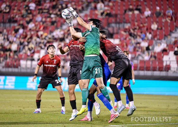 김현엽(가운데, 부천FC). 서형권 기자