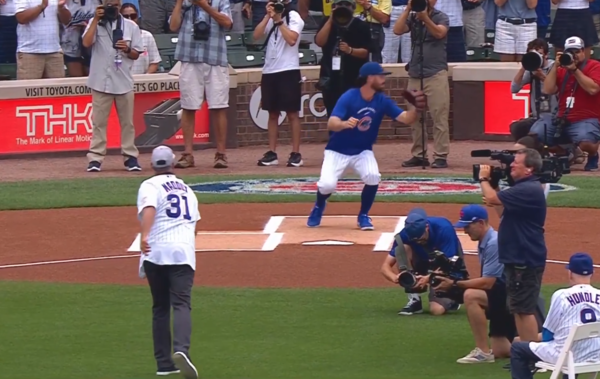 그렉 매덕스의 황당한 폭투 시구(사진=MLB.com)