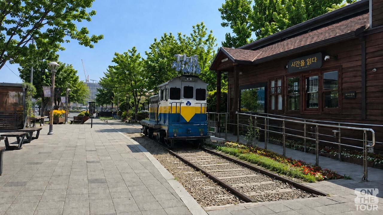 경암동 철길마을 구조물. (AI 생성) / 온더투어