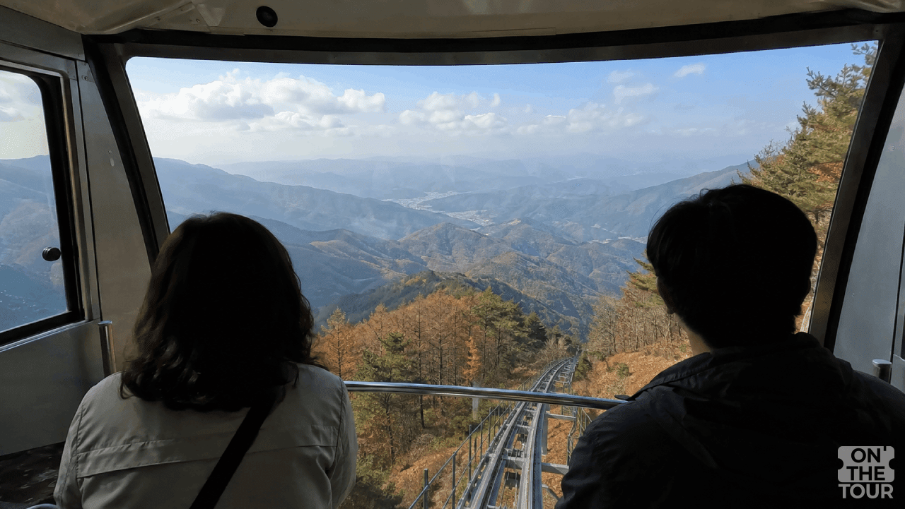 산세와 풍경을 감상할 수 있는 모노레일 캐빈 실내 모습. (AI 생성) / 온더투어