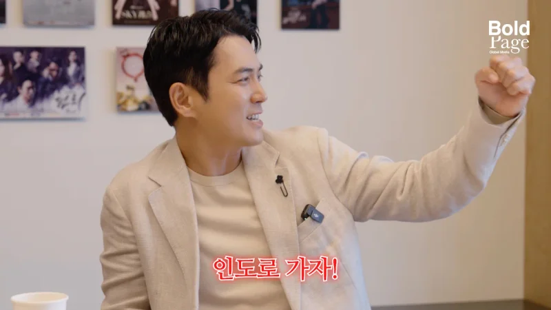 인터뷰에서 손을 들어 보이는 주상욱 / 사진=볼드페이지