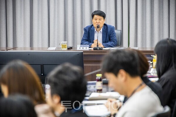인천 계양구기 지난 8월 25일 구청 영상회의실에서 개최한 ‘제6기 계양구 지역사회보장계획 수립을 위한 연구용역 중간보고회’에서 박형우 계양구청장이 발언을 하고 있다.