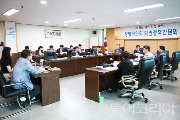 ▲청양군의회가 지난 27일 특별위원회 회의실에서 의원 정책간담회를 열고, 제323회 제1차 정례회에 상정될 주요 안건을 사전 점검하고 있다. /사진-청양군의회