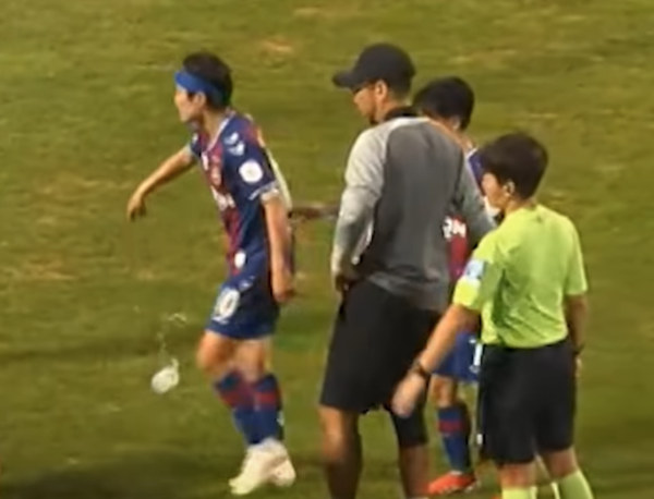 지소연과 주심이 충돌하는 장면(사진=한국여자축구연맹 중계방송 화면)