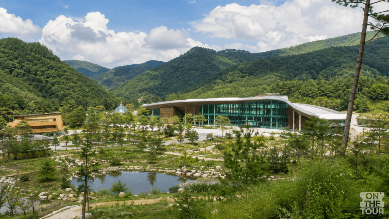 목원 중앙 연못 및 산세와 어우러진 모습. (AI 생성) / 온더투어