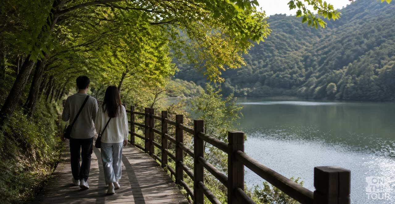 괴산호를 바라보며 산막이옛길의 나무 덱을 걷는 여행객들. (AI 생성) / 온더투어