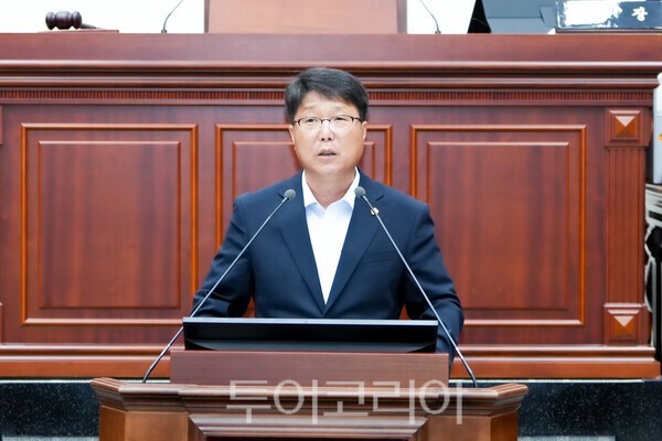 5분 자유발언에 나서 '안강읍 두류리 사업장폐기물 매립장 백지화'를 촉구하는 김영철 경주시의원./사진-경주시의회