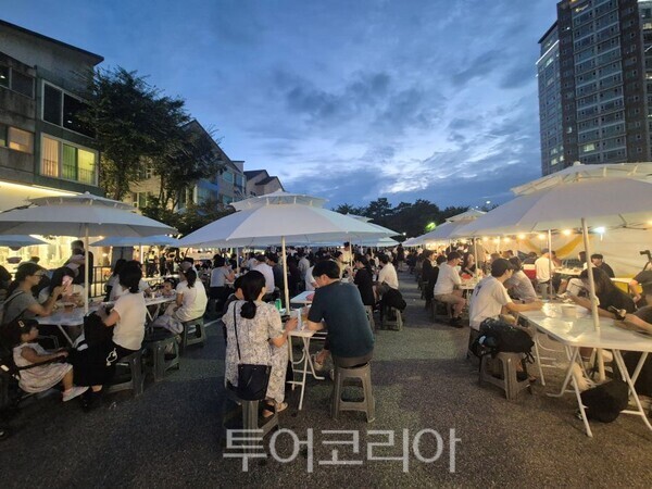 용인 2026 보카 썸머 맥주축제 골목길 테라스 브루어리/투어코리아뉴스 정명달 기자 사진=용인시