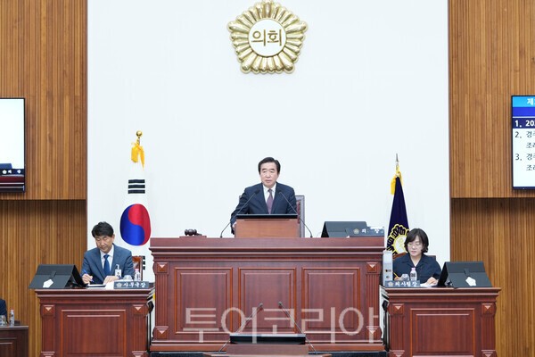 제300회 경주시의회 임시회 제2차 본회의에서 임활 의장이 마무리 발언을 하고 있다./사진-경주시의회