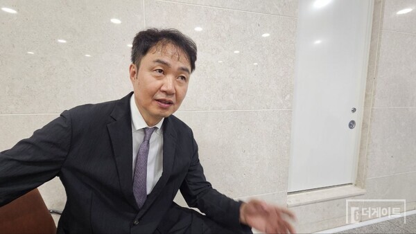 고발 대리를 맡은 이제일 변호사(민생경제연구소 공익법률위원장). 이 변호사는 2012년 9월 서울 서초동에 사람법률사무소를 열고 지역 무료 법률 지원 활동을 펼쳐왔다. 지역 노인종합복지관과 연계해 분기마다 어르신 무료 법률상담을 진행했으며, 안진걸 소장과 손잡고 주요 권력형 의혹 사건 고발에도 앞장서온 행동파 변호사다(사진=더게이트)