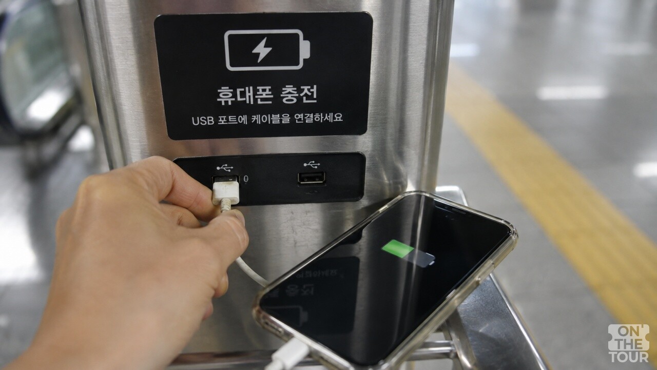 공항 충전기에 스마트폰을 연결한 모습. (AI 생성) / 온더투어