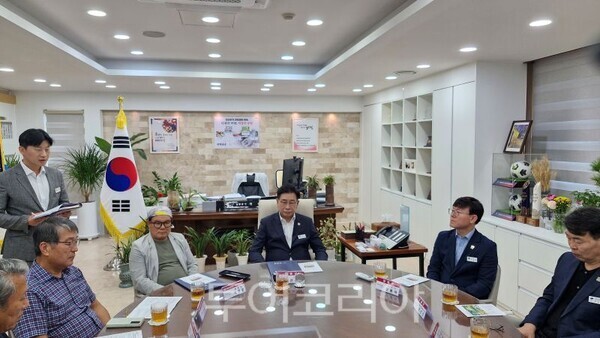 전진선 군수와 주민협의체 회의/투어코리아뉴스 김경남 기자 사진=김경남