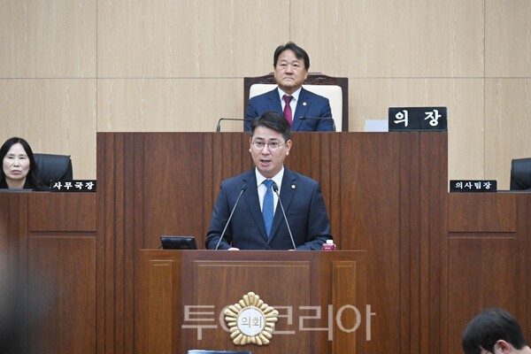 울주군의회 최윤성 의원이 1일 열린 제248회 임시회 제1차 본회의에서 군정질문을 통해 오는 4일 진료 개시를 앞둔 군립 울주병원 문제를 지적하고 있다./사진-울주군의회