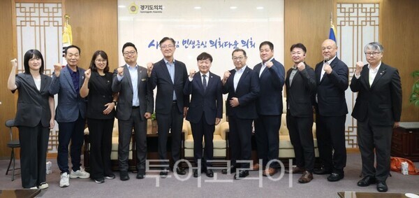 남종섭 의장이 일본노총 가나가와연합 방문단과 한국노총 경기지역본부 관계자들과 기념사진을 찍고 있다/투어코리아뉴스 정명달 기자 사진=의회